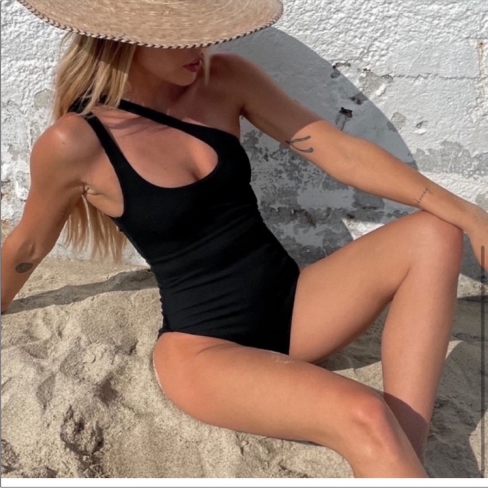 L Space Phoebe Ribbed One Piece Swimsuit Black Size 12 NWT